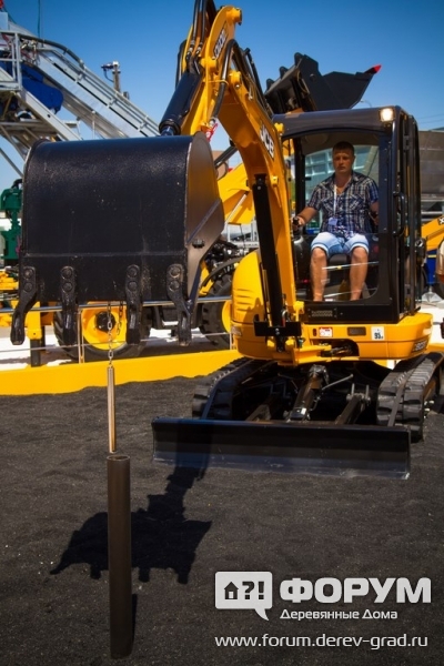 Конкурс по мастерству управления техникой JCB (2)
