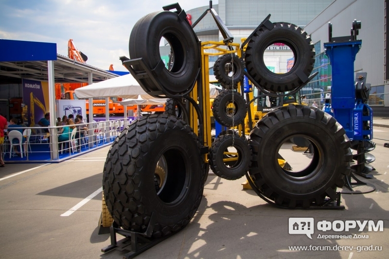 Стенд компании Komatsu (2)