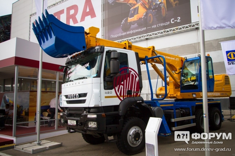 Экскаватор планировщик с микроходом UDS-214 на шасси IVECO Trakker