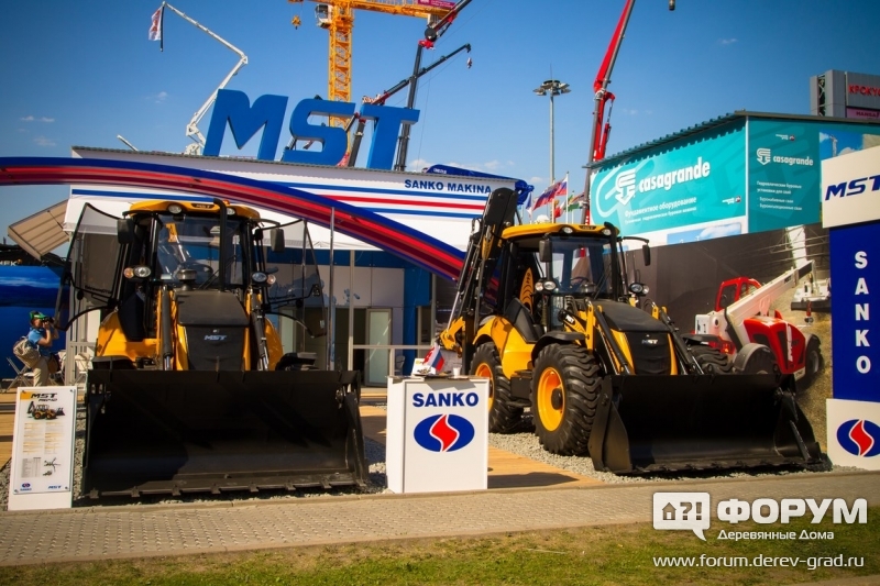 Экскаватор-погрузчик MST M642