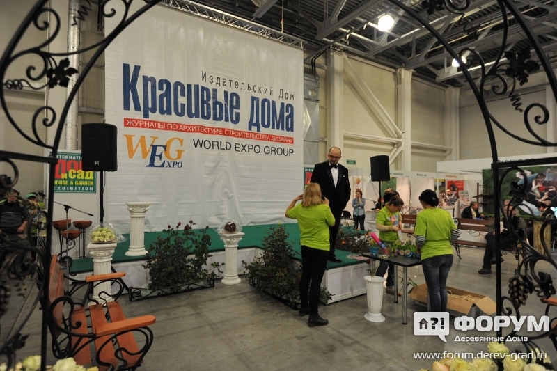 Сцена открытия выстаки Сад